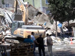 İstanbul'da yıkımı yapılan bina, bitişiğindeki binanın üzerine çöktü: Kıl payı kurtuldular