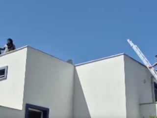 Muğla’da üç katlı bir binada çıkan yangında, çatıda mahsur kalan iki kadın kurtarıldı