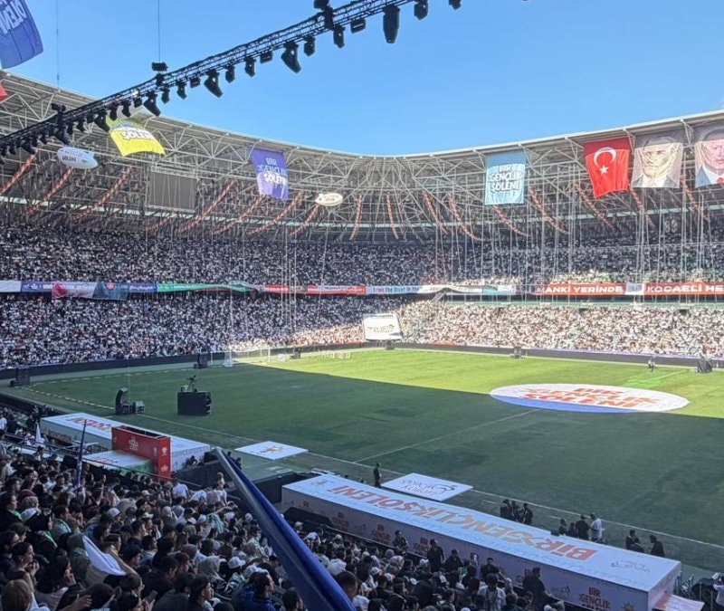 AK Parti Gençlik Kolları Kocaeli'de: Stadyum erkenden tıklım tıklım doldu