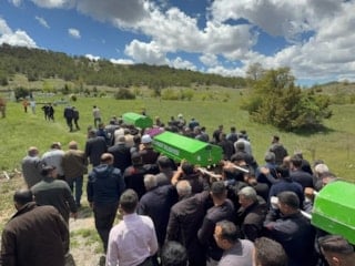 Yozgat'ta kazada ölen 2'si öğrenci 3 kişi toprağa verildi