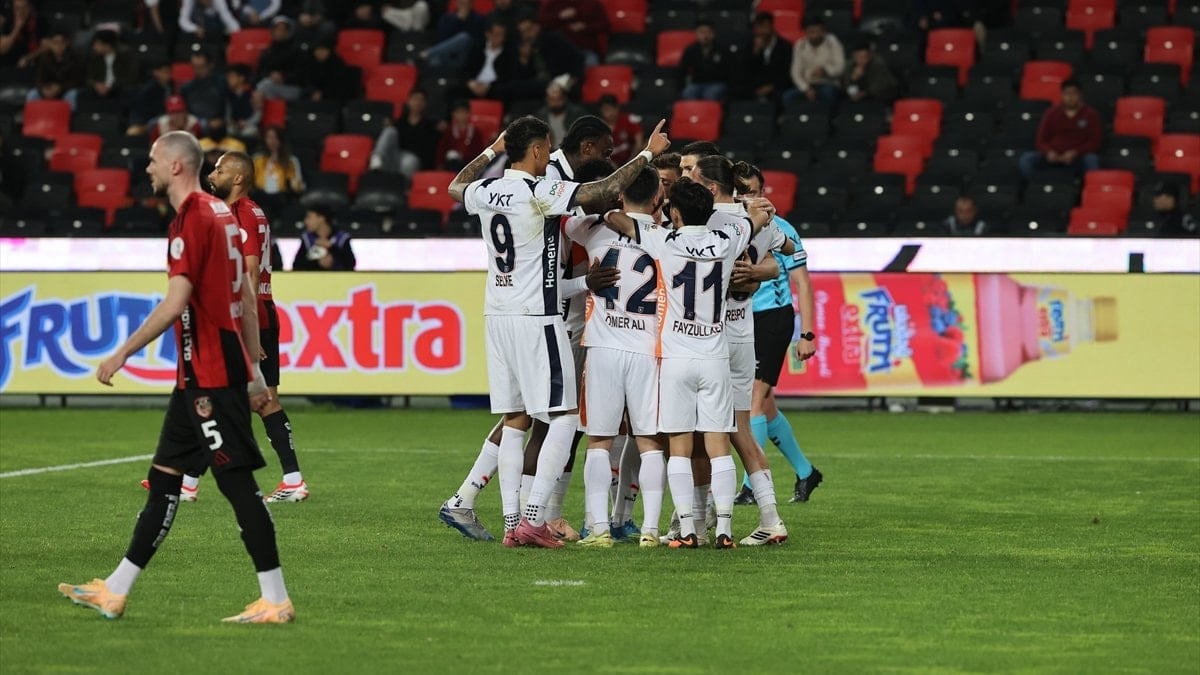 Gaziantep FK'yi deviren Başakşehir, Avrupa için beklemeye geçti