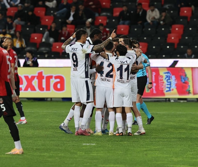 Gaziantep FK'yi deviren Başakşehir, Avrupa için beklemeye geçti