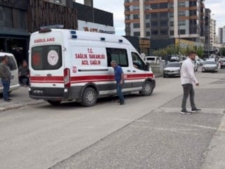 Gaziantep'te cam silerken 8. kattan düşen genç kız can verdi