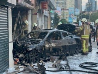 İstanbul'da lüks araç dükkana girdi: 2 yaralı