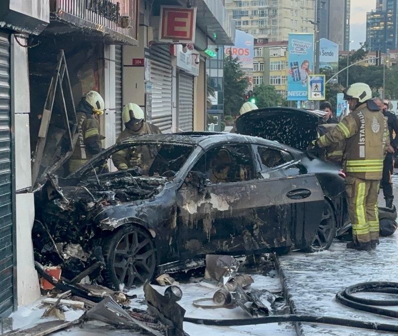 İstanbul'da lüks araç dükkana girdi: 2 yaralı