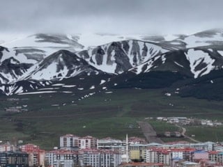 Erzurum’da iki mevsim aynı anda yaşanıyor