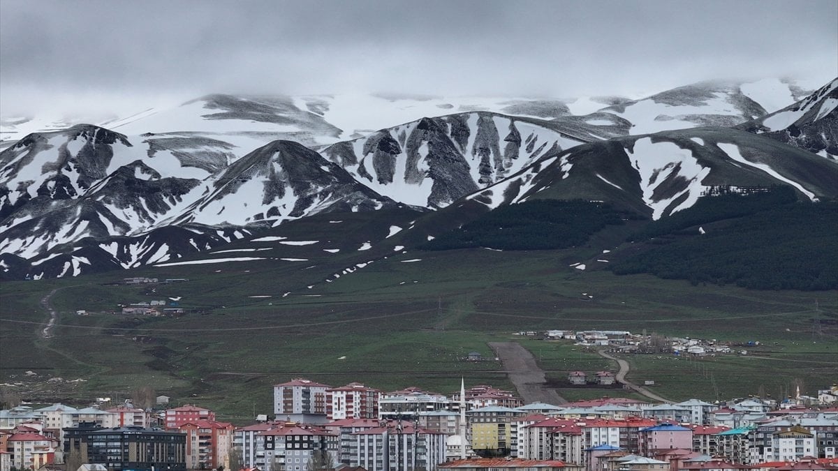 Erzurum’da iki mevsim aynı anda yaşanıyor
