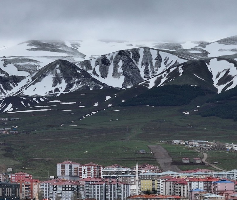 Erzurum’da iki mevsim aynı anda yaşanıyor