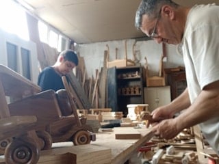 Hatay'da atmaya kıyamadı, ahşap parçaları sanat eserine çevirdi