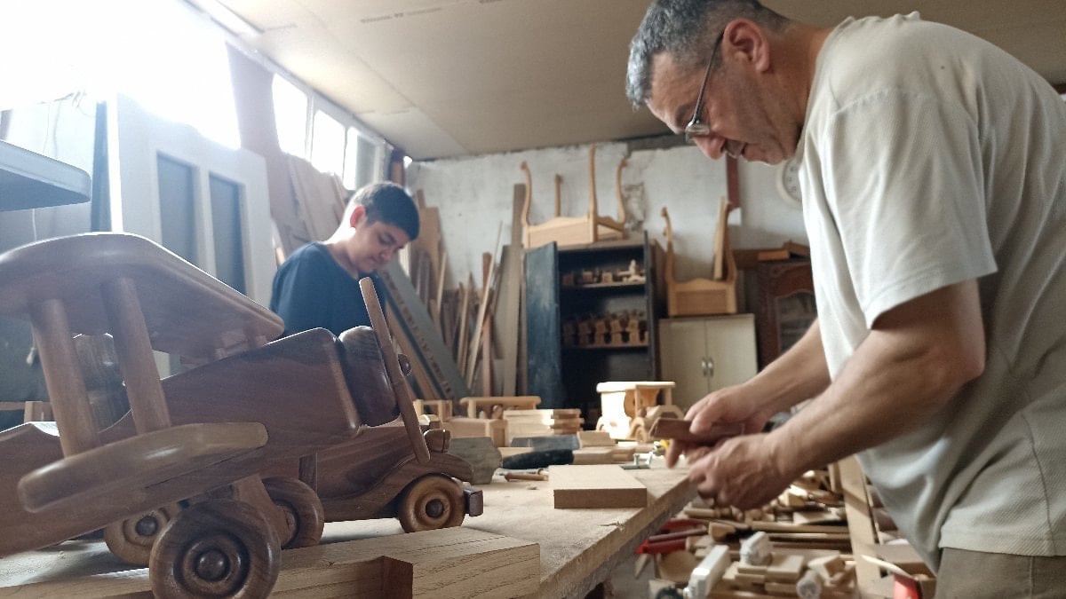 Hatay'da atmaya kıyamadı, ahşap parçaları sanat eserine çevirdi
