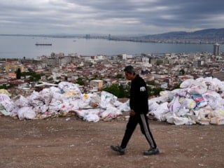 İzmir'in çöp imtihanı: Deniz manzaralı alan çöple kaplandı