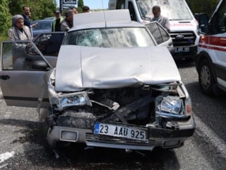 Elazığ'da trafik kazası: 2'si çocuk 5 yaralı