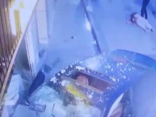 İstanbul'da lüks otomobil dükkana daldı
