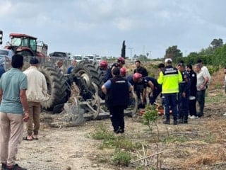 Adana'da devrilen traktörün altında kalarak can verdi
