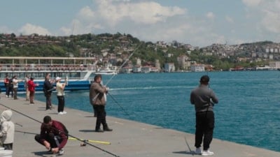 İstanbul’da sıcak havayı fırsat bilenler sahile akın etti