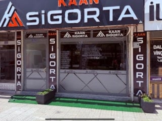 Konya'da iş yeri önünden çiçekleri söküp kaçan şahıs kamerada