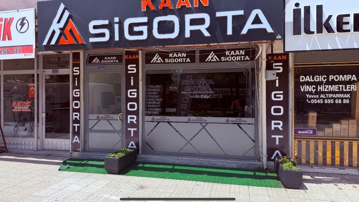 Konya'da iş yeri önünden çiçekleri söküp kaçan şahıs kamerada