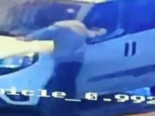 İzmir'de park halindeki araçlara zarar veren şüpheli kameraya yansıdı