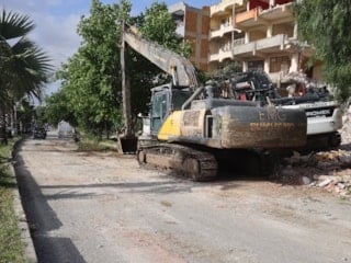 Hatay'da iş makinesine saplanan otomobilin sürücüsü hayatını kaybetti