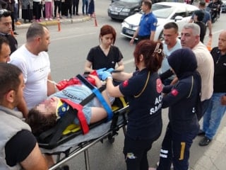 Antalya’da otomobil çarpan gencin annesi sinir krizi geçirdi