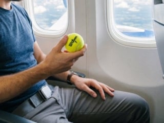 Deneyimli yolcular uçağa tenis topuyla biniyor: İşte sebebi