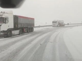 Bayburt'ta mayıs sürprizi: Kop Dağı'na kar yağdı