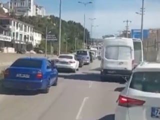 Bartın’da trafikte örnek duyarlılık: Sürücüler ambulansa fermuar sistemiyle yol açtı