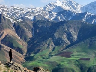 Van Erek Dağı’nın zirvesinde kar, eteklerinde bahar