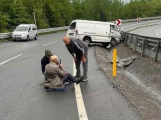 Zonguldak'ta yağmurlu yolda kaza: Sürücü araçtan fırladı