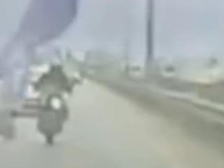 Kocaeli'de tehlikeli anlar: Köprüden sarkan afiş motosikletliyi savurdu