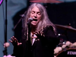 Patti Smith İstanbul'da savaş bölgelerindeki çocuklar için söyledi