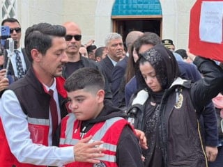 Tekirdağ'da şehit düşen eşinin tabutunu omuzladı