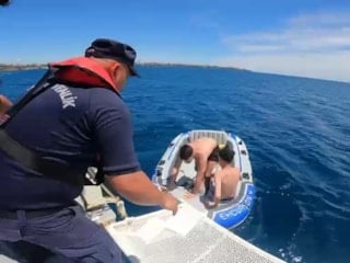 Antalya'da, sahil güvenlik ekipleri şişme botları patlayan gençleri kurtardı