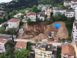 Kocaeli'de temel kazısı sırasında toprak kaydı