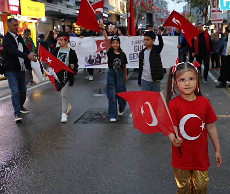 Yurtta 19 Mayıs etkinlikleri kapsamında fener alayı düzenlendi
