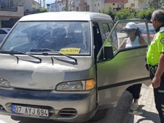 Antalya'da aracının önüne 'basın' yazısı koyan sürücüye sahtecilikten işlem