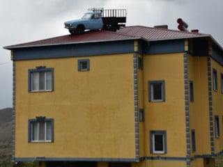 Niğde'de otomobil tutkunu evinin çatısında Anadol sergiliyor
