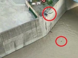 Artvin'de dereye düşen Eslem'i kurtaran cesaretin arkasındaki hikaye: Askerlikte dalgıçlık eğitimi