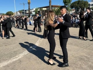 Balıkesir'de liseliler 19 Mayıs'ı vals gösterisiyle kutladı