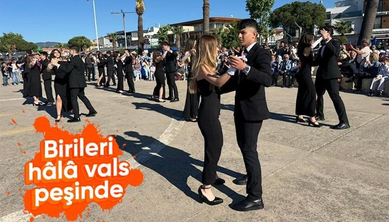 Balıkesir'de liseliler 19 Mayıs'ı vals gösterisiyle kutladı