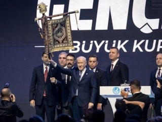 Devlet Bahçeli'ye verilen altın kurt başlı tuğun anlamı