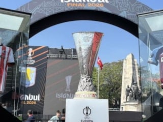 İlhan Mansız, UEFA Avrupa Ligi kupasını Beşiktaş Meydanı'na getirdi