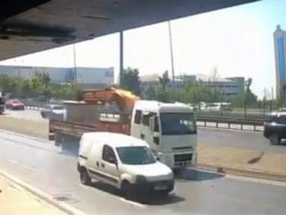 Avcılar'da sol şeritte bekleyen motosiklete tır çarptı: 2 yaralı