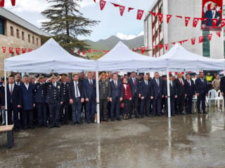 Bitlis'teki 19 Mayıs kutlamasında 50 metre uzunluğunda Türk bayrağı açıldı