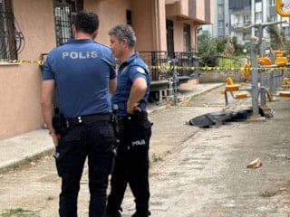 İzmir'de cam silerken 4'üncü kattan düşen adam yaşamını yitirdi
