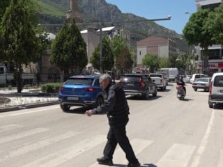 Amasya'da trafikte alışılmış tablo tersine döndü: Korna değil saygı duyuluyor