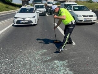 Tekirdağ’da trafik polisinden takdir toplayan hareket: Süpürgeyi eline alıp yolu temizledi