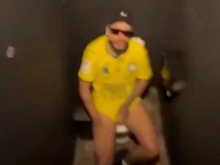 Taraftarlar Neymar'ı tuvalette bile rahat bırakmadı