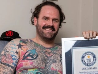 Vücudunu kapladı, Guinness'i kaptı! Tam 350 saat sürdü...
