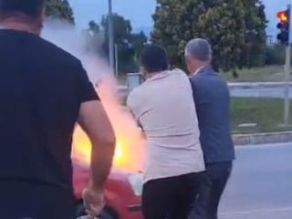 Antalya'da yanan araca vatandaşlar müdahale etti